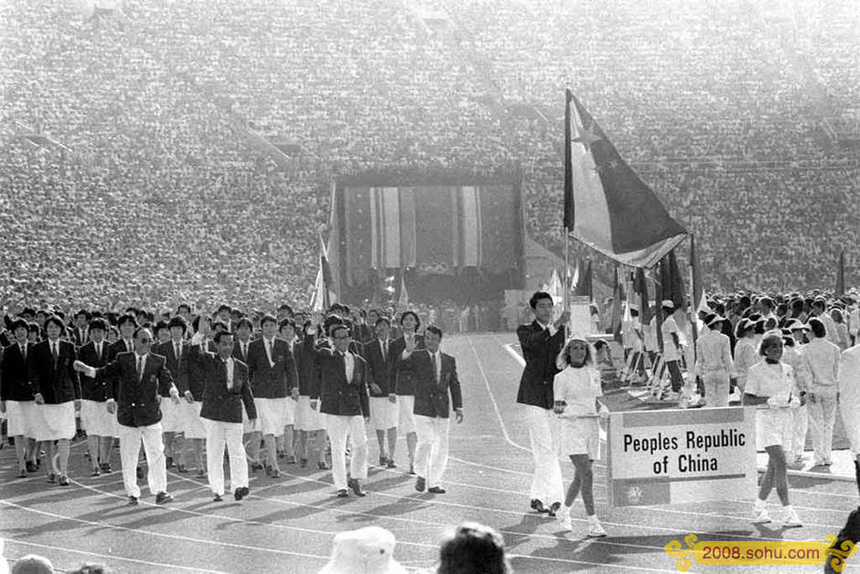 The flag bearer for the 1984 Los Angeles Games is Wang Libin, a basketball player who is 2.02 meters high. [Photo/Sohu] 王立彬：1984年洛杉矶奥运会（身高2.02米）