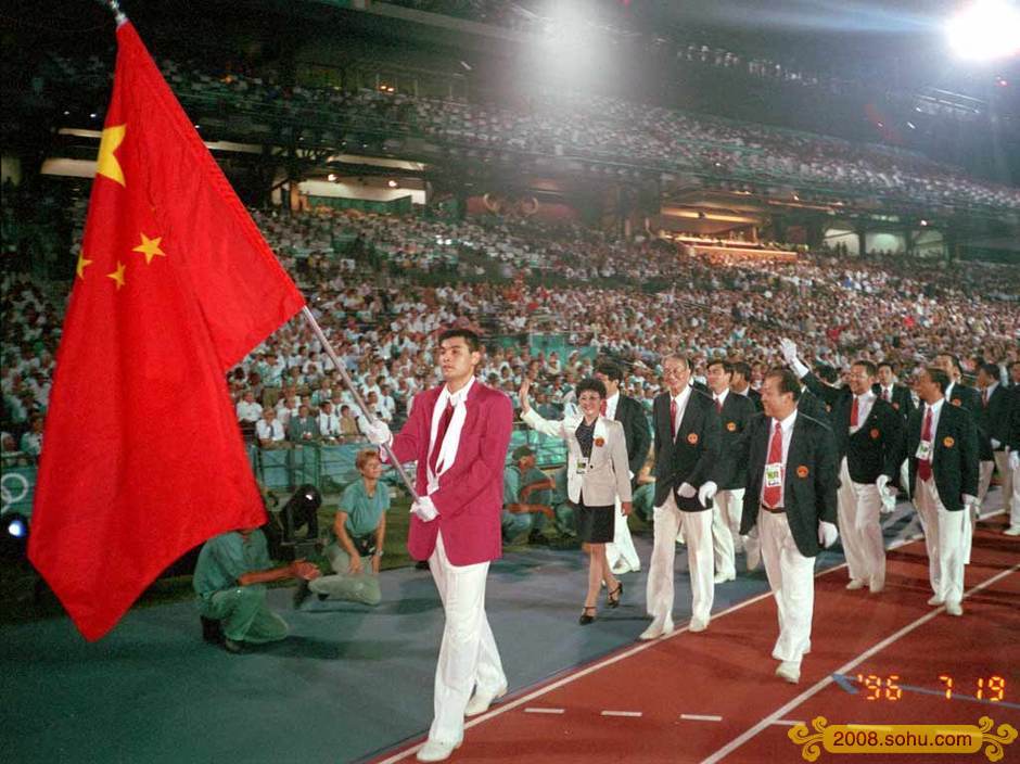 In 1996 Atlanta Olympic Games, China's basketball player Liu Yudong takes over the flag. He was born in 1970, with the height of 2 meters. 刘玉栋：1996年亚特兰大奥运会（身高2米）