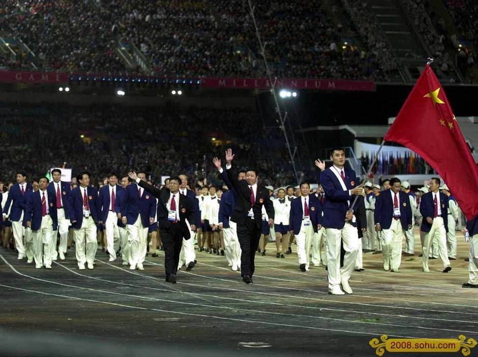 Liu Yudong also holds the flag for the 2000 Sydney Olympic Games. He is the 10-year Best Player in the CBA (Chinese Basketball Association). He is also the only player who was crowned 3 titles: 'MVP (Most Valuable Player) for league matches', 'MVP for regular seasons' and 'scoring leader'. He now coaches the Bayi Women's Basketball Team. 刘玉栋：2000年悉尼奥运会（身高2米）