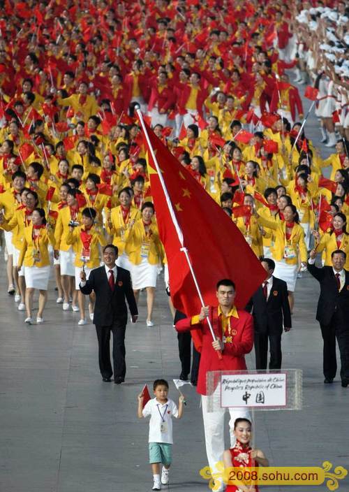 Yao Ming is the flag bearer for the 2008 Beijing Olympic Games. 姚明：2008年北京奥运会旗手（身高2.26米）