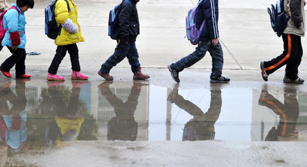 Five children, orphaned by AIDS, walk to school in Fuyang in East China's Anhui province.[ Photo / Xinhua ]