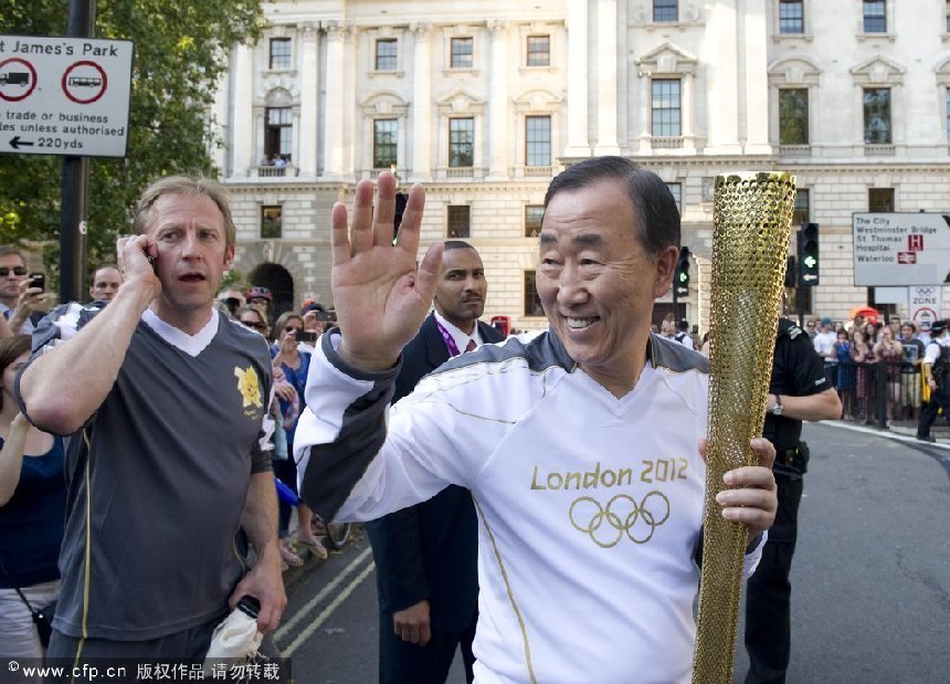 Secretary-General Ban Ki-moon (left) takes part in the torch run, seen here in a photo released by the United Nations, for the 2012 Summer Olympic Games in London. [CFP]