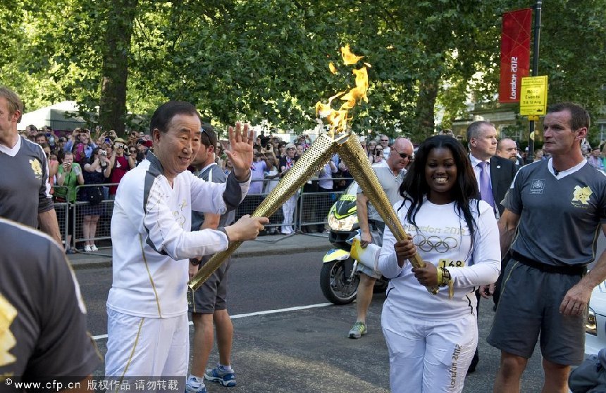 Secretary-General Ban Ki-moon (left) takes part in the torch run, seen here in a photo released by the United Nations, for the 2012 Summer Olympic Games in London. [CFP]