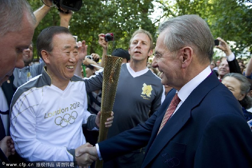 Secretary-General Ban Ki-moon (left) takes part in the torch run, seen here in a photo released by the United Nations, for the 2012 Summer Olympic Games in London. [CFP]