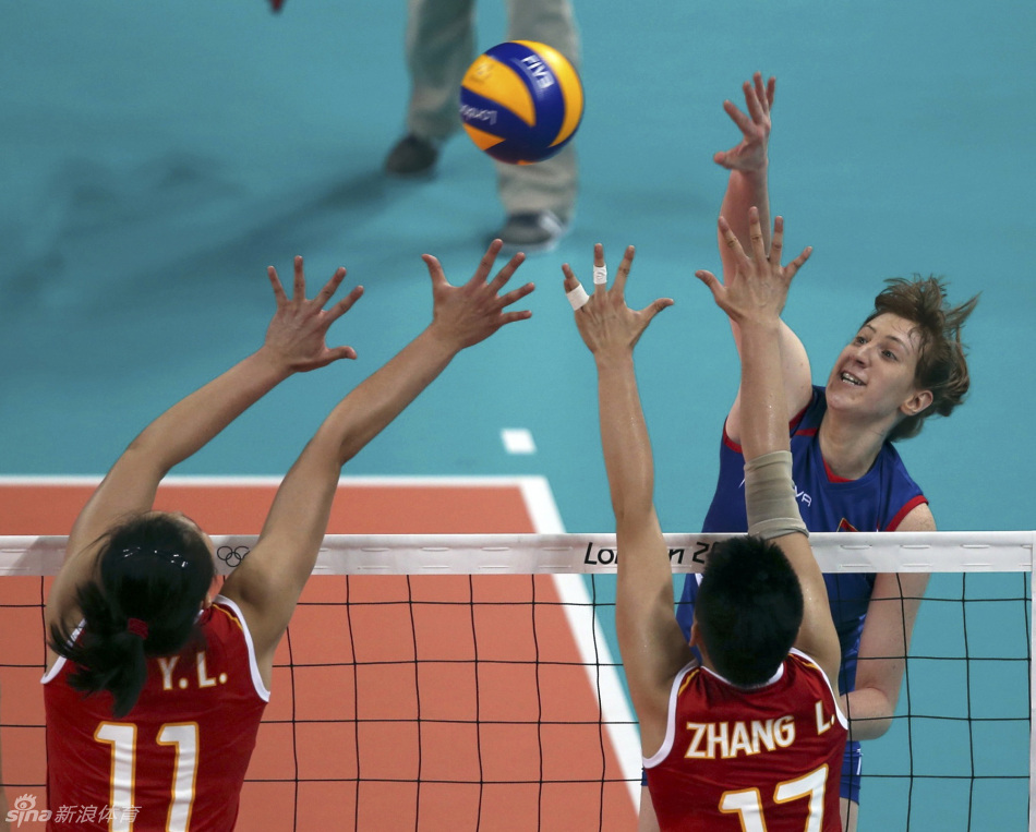 Players of China try to block Serbia's attack. 