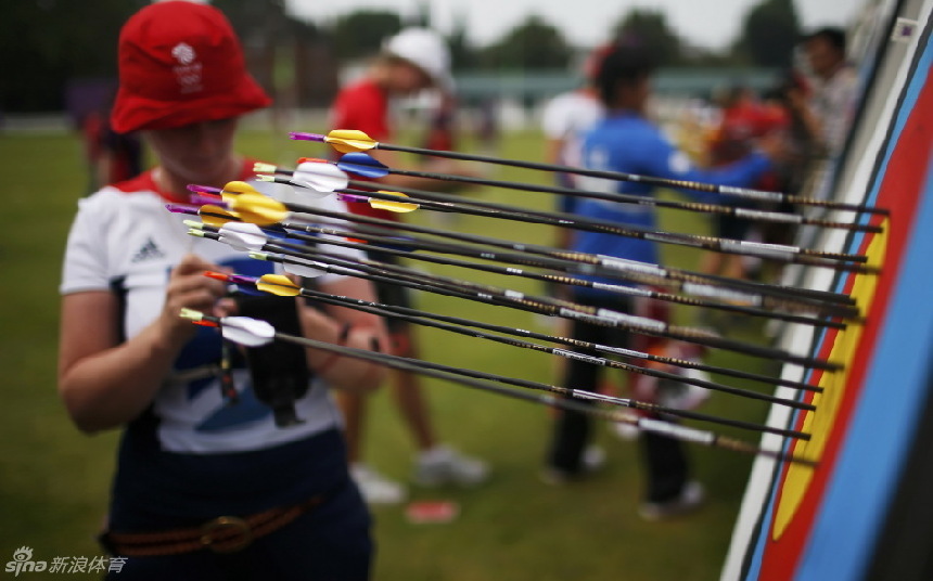 Women&apos;s individual and group archery ranking rounds of the London Olympic Games are held on July 27. [Sina]