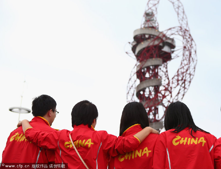 Chinese supporters look towards The Orbital during the 2012 Olympic Games Opening Ceremony at the Olympic Stadium on July 27, 2012 in London, England. [CFP]