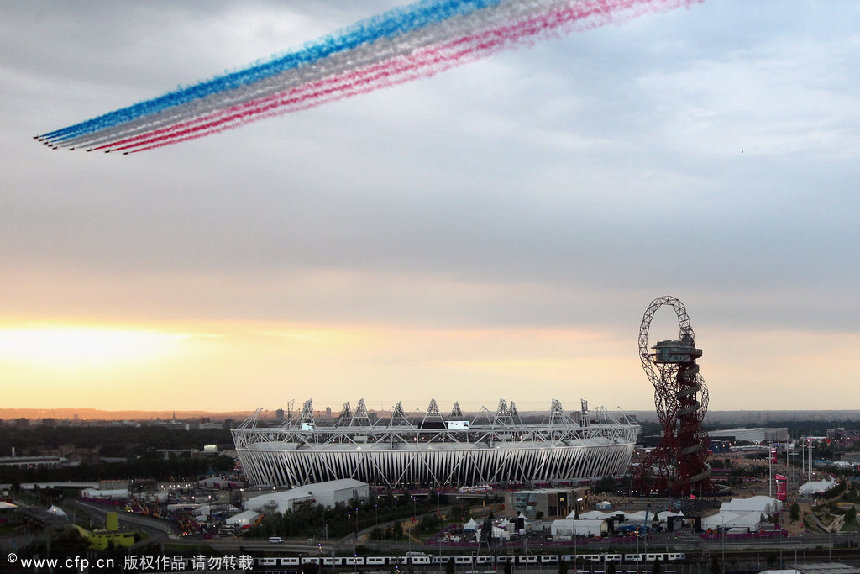 The Red Arrows, the Royal Air Force aerobatic team fly over the olympic park during the Opening Ceremony of the London 2012 Olympic Games at the Olympic Stadium on July 27, 2012 in London, England. [CFP]
