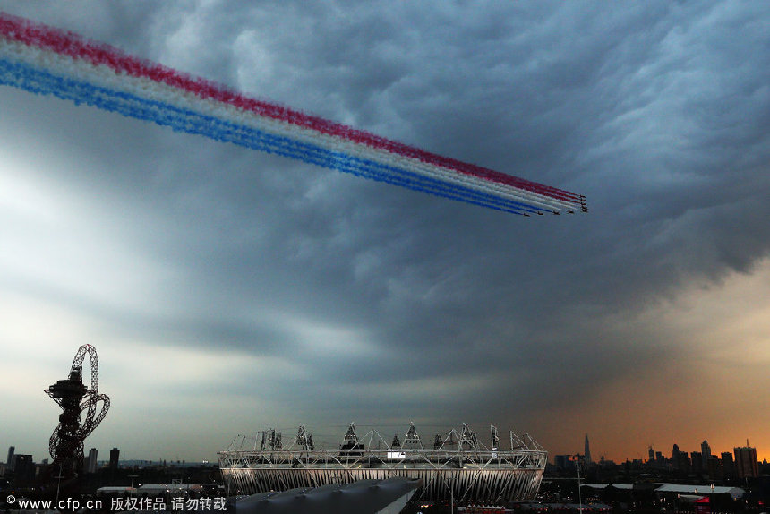 The Red Arrows, the Royal Air Force aerobatic team fly over the olympic park during the Opening Ceremony of the London 2012 Olympic Games at the Olympic Stadium on July 27, 2012 in London, England. [CFP]