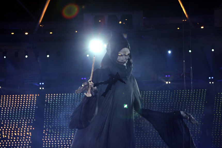 Lord Voldermort in British author J.K. Rowling&apos;s bestseller Harry Potter series makes his debut while carrying a wand at the opening ceremony of London Olympic Games. [Xinhua]