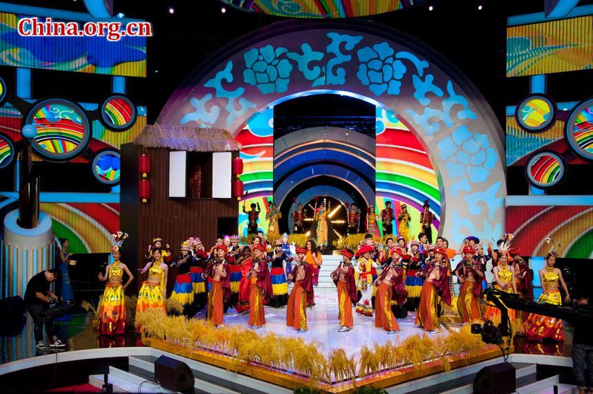 Contestants performing ethnic dance in traditional Chinese costume at the final round of the 2012 Chinese Proficiency Competition in Changsha, Hunan Province, on July 25. [Chen Boyuan / China.org.cn]