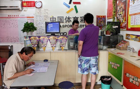 A man buying a lottery ticket at a welfare lottery store in Shanghai. There are more than 200 million lottery ticket buyers in China, of which about 7 million are 'problem buyers' who are addicted to the game, according to a recent survey conducted by the Lottery Research Center of Beijing Normal University. [Photo/China Daily]  
