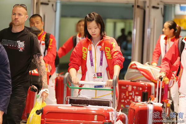 Chinese shuttler Li Xuerui (C) arrives in London July 24.