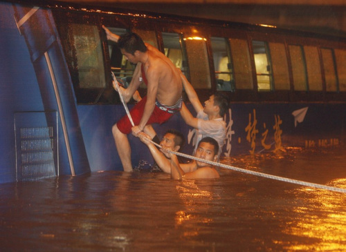 暴雨中全力施救的农民工兄弟