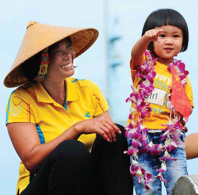 Fisherwoman Liang Yazhen is greeted by her granddaughter upon her return from a fishing voyage in the South China Sea on Sunday.[ Photo / Xinhua ]