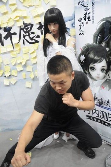 A cross-dresser (R) playing role of Xiao Long Nu (Dragon Lady) in the game Legend of the Condor Heroes attracted lots of attention during the country's biggest game fair, ChinaJoy.