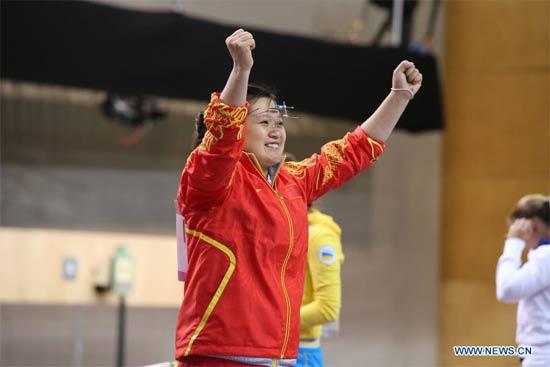  Guo Wenjun of China celebrates after winning women's 10m air pistol final at the London 2012 Olympic Games in London, Britain, July 29, 2012. Guo Wenjun of China claimed the title in this event. (Xinhua/Yin Gang)