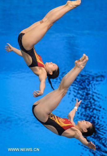  Wu Minxia (bottom) and He Zi of China compete during women's synchronised 3m springboard final of diving at the London 2012 Olympic Games in London, Britain, July 29, 2012. The Chinese divers claimed the title with 346.20. (Xinhua/Liu Dawei)