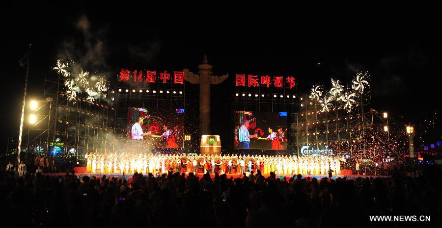 The 14th China International Beer Festival kicks off in Dalian, northeast China's Liaoning Province, July 26, 2012. The 12-day beer festival which opened Thursday at Dalian's Xinghai Square attracted more than 30 Chinese and foreign beer manufacturers with over 400 beers. (Xinhua/Pan Yulong) 