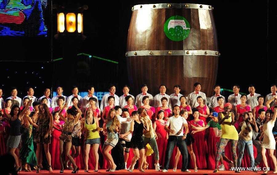 Artists sing and dance at the opening ceremony of the 14th China International Beer Festival in Dalian, northeast China's Liaoning Province, July 26, 2012. The 12-day beer festival which opened Thursday at Dalian's Xinghai Square attracted more than 30 Chinese and foreign beer manufacturers with over 400 beers. (Xinhua/Pan Yulong) 