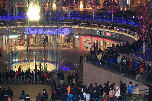 Customers wait in line to buy the new iPhone 4S at Apple's retail store in downtown Shanghai, Jan 13, 2012, moments before the official release of iPhone 4S on the Chinese mainland. [Photo/Xinhua]   