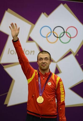 Alin George Moldoveanu of Romania waves to spectators at the awarding ceremony of men's 10m air rifle of shooting at the London 2012 Olympic Games in London, Britain, July 30, 2012. Alin George Moldoveanu claimed the title of this event. [Xinhua]