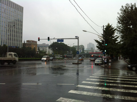 Heavy rain hits Beijing on Monday morning, July 31, 2012. [weather.com.cn]