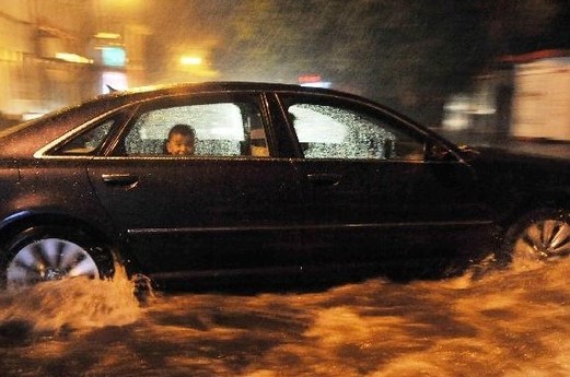 The heaviest downpours in six decades hit Yinchuan, Ningxia region on Monday, July 31, 2012. [ytwhw.com]
