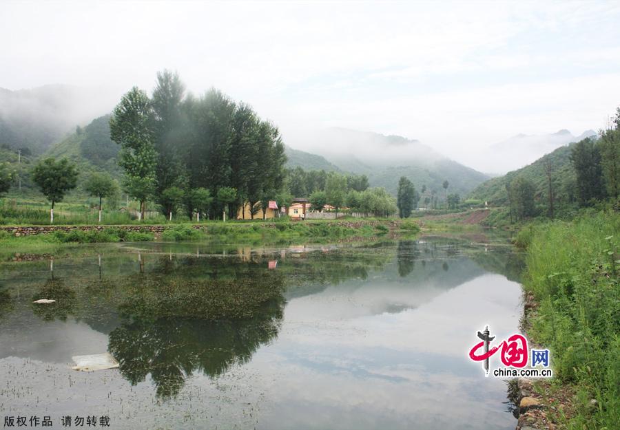 Liulimiao Town in Huairou District is located at the foot of Yunmeng Mountain of the Yanshan Mountain Range. With a river passing it and mountains encircling it, the town has large patches of crops and river banks of sand. Wild flowers bloom. [China.org.cn]