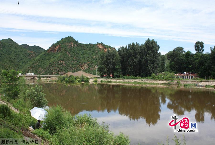 Liulimiao Town in Huairou District is located at the foot of Yunmeng Mountain of the Yanshan Mountain Range. With a river passing it and mountains encircling it, the town has large patches of crops and river banks of sand. Wild flowers bloom. [China.org.cn]