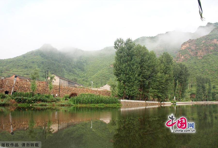 Liulimiao Town in Huairou District is located at the foot of Yunmeng Mountain of the Yanshan Mountain Range. With a river passing it and mountains encircling it, the town has large patches of crops and river banks of sand. Wild flowers bloom. [China.org.cn]