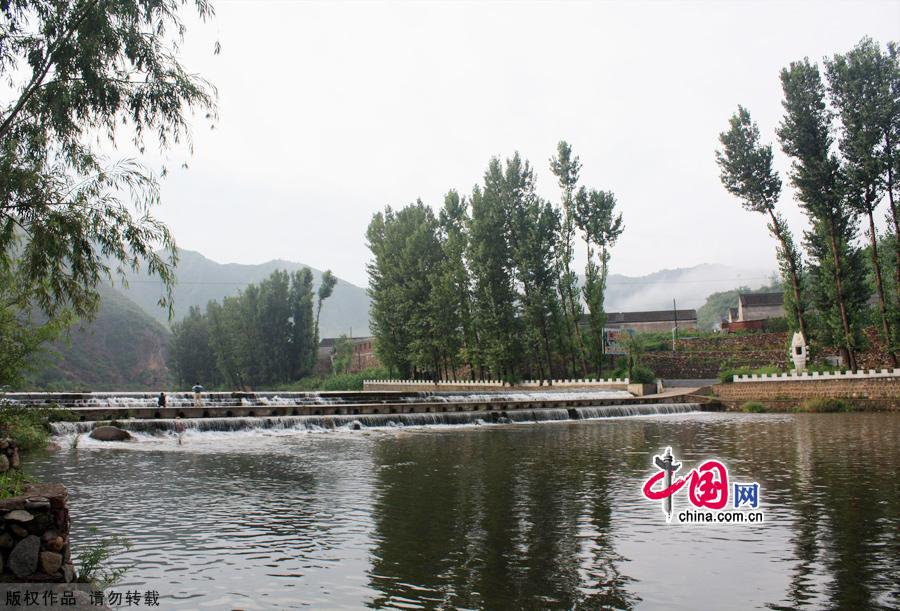 Liulimiao Town in Huairou District is located at the foot of Yunmeng Mountain of the Yanshan Mountain Range. With a river passing it and mountains encircling it, the town has large patches of crops and river banks of sand. Wild flowers bloom. [China.org.cn]