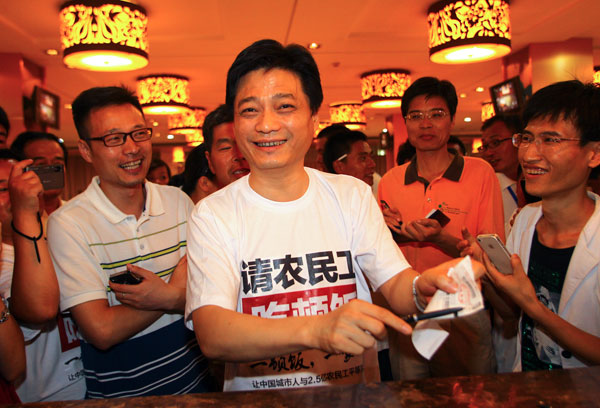 央视著名主持人崔永元周一宴请了在北京暴雨中救助了200余人的154位农民工，向他们的勇敢行为表示感谢。图为饭后崔永元展示账单。【图片：中国日报】