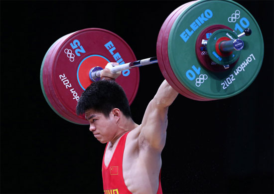 Lin Qingfeng wins the gold medal of the men's 69kg weightlifting category at the London Olympic Games on July 31, 2012. [Xinhua]