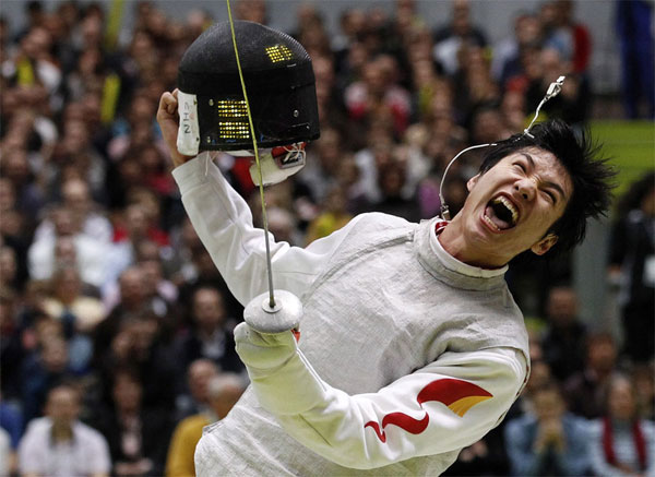 Chinese fencer Lei Sheng beat Egyptian Alaaeldin Abouelkassem 15-13 to win the men's foil gold medal at the London Olympic Games on July 31, 2012. [Xinhua]