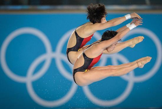Chen Ruolin (front)/Wang Hao of China compete during women's synchronised 10m platform event at the London 2012 Olympic Games in London, Britain, July 31, 2012. The Chinese divers claimed the title in this event with 368.40. [Xinhua]