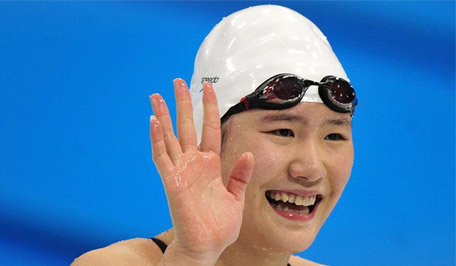 The 16-year old Chinese swimmer Ye Shiwen wins her second gold metal in London Olympic Games on July 31, 2012. [CNTV] 