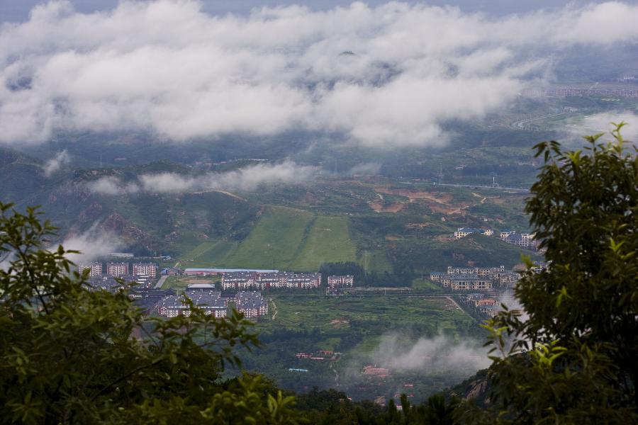 Photo taken on July 31, 2012 shows the scenery of the Panshan Mountain after rain in Jixian County, north China's Tianjin. (Xinhua/Yang Yanbo) 