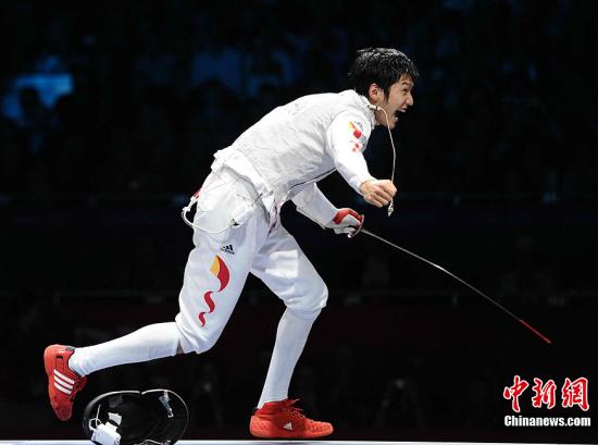 Lei Sheng handed China its first fencing gold at the Londong Olympic Games when he edged Egypt's Alaadldin Abouelkassem 15-13 in the final on Tuesday.