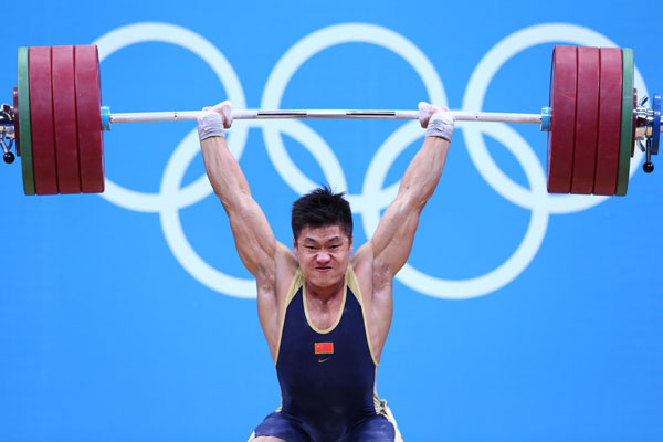 Lu Xiaojun performs at men's 77kg category weightlifting competition in London Olympics on August 1, 2012. [Xinhua]