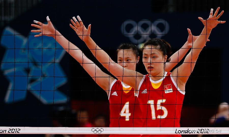 Ma Yunwen (1st R) and Hui Ruoqi of China defends during women's volleyball preliminary round match between China and the U.S. at the London 2012 Olympic Games in London, Britain, Aug. 1, 2012. U.S. defeated China 3-0. [Xinhua]