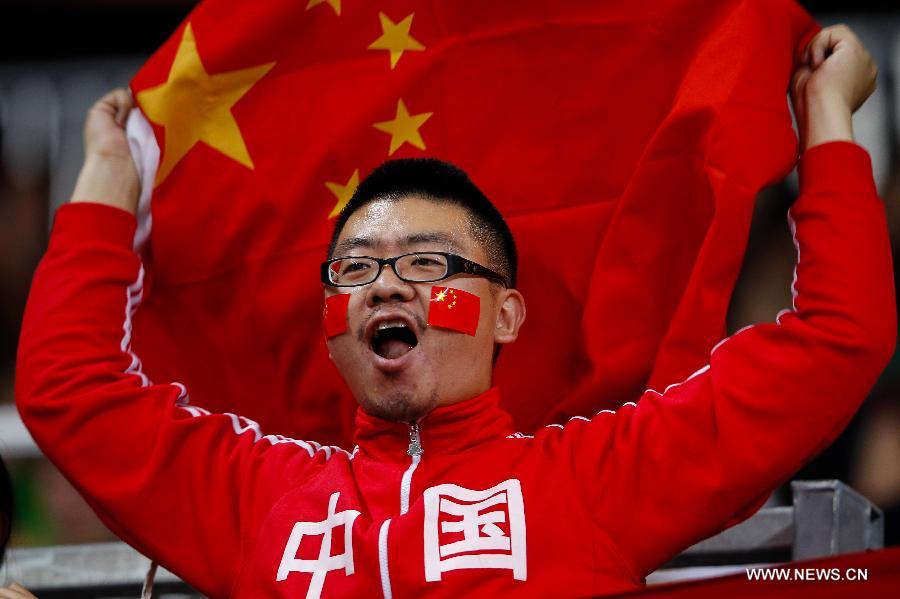 Chinese spectator cheers for Chinese players during women's volleyball preliminary round match between China and the U.S. at the London 2012 Olympic Games in London, Britain, Aug. 1, 2012. U.S. defeated China 3-0. [Xinhua]