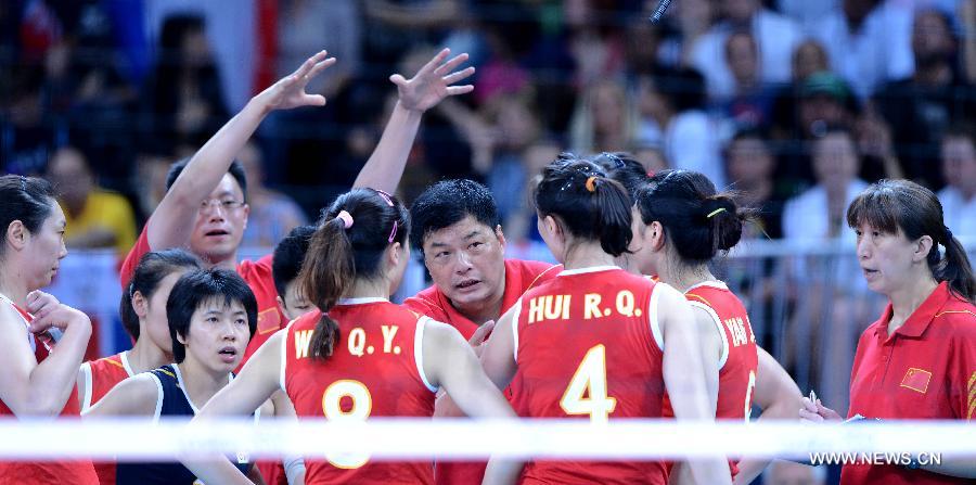 Coach of Chinese team Yu Juemin talks with Chinese players during women's volleyball preliminary round match between China and the U.S. at the London 2012 Olympic Games in London, Britain, Aug. 1, 2012. U.S. defeated China 3-0. [Xinhua]