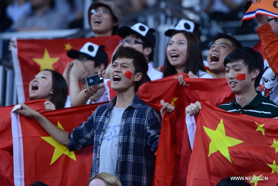 Spectators cheer for Chinese players during women's volleyball preliminary round match between China and the U.S. at the London 2012 Olympic Games in London, Britain, Aug. 1, 2012. U.S. defeated China 3-0. [Xinhua]