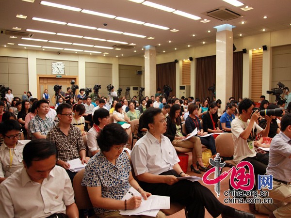 The press conference was held on the implementation of Opinions of the State Council on the Promotion of Red Cross Cause Development Thursday.[ Photo/ china.org.cn]