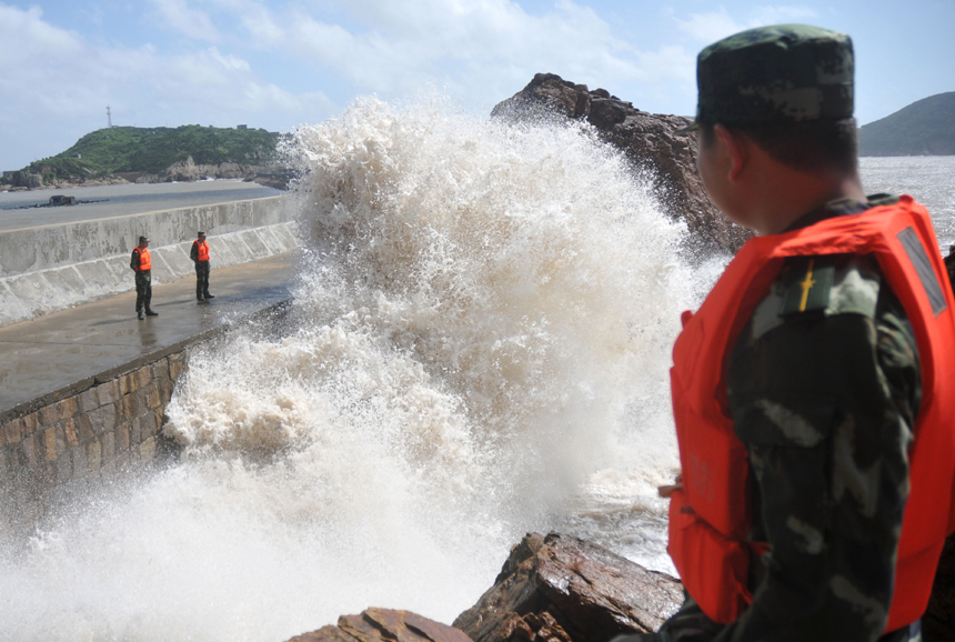 The State Flood Control and Drought Relief Headquarters on Wednesday upgraded an emergency alert issued for the flooding and imminent approach of Saola and Damrey to the second-highest level.