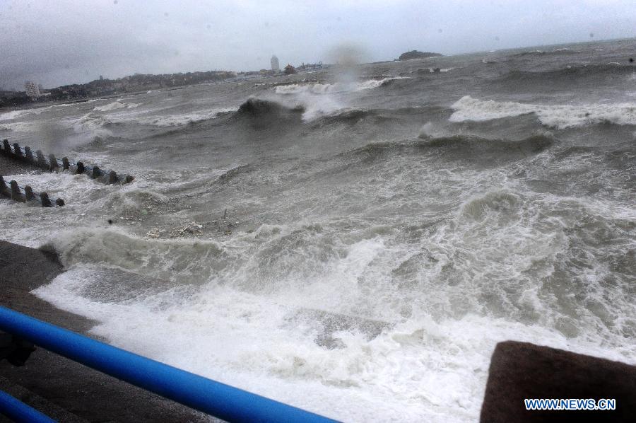 Photo taken on Aug. 3, 2012 shows roaring waves in Qingdao as the Typhoon Saola approaches in Qingdao, east China's Shandong Province. Shandong Provincial Meteorological Station has issued the red alert for the Typhoon Saola, the highest warning level in China's four-tier weather warning system. (Xinhua/Li Ziheng) 