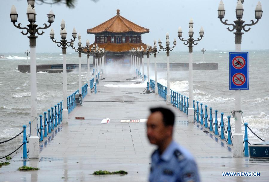 A policeman is on duty on the shore as the Typhoon Saola approaches in Qingdao, east China's Shandong Province, Aug. 3, 2012. Shandong Provincial Meteorological Station has issued the red alert for the Typhoon Saola, the highest warning level in China's four-tier weather warning system. (Xinhua/Li Ziheng) 