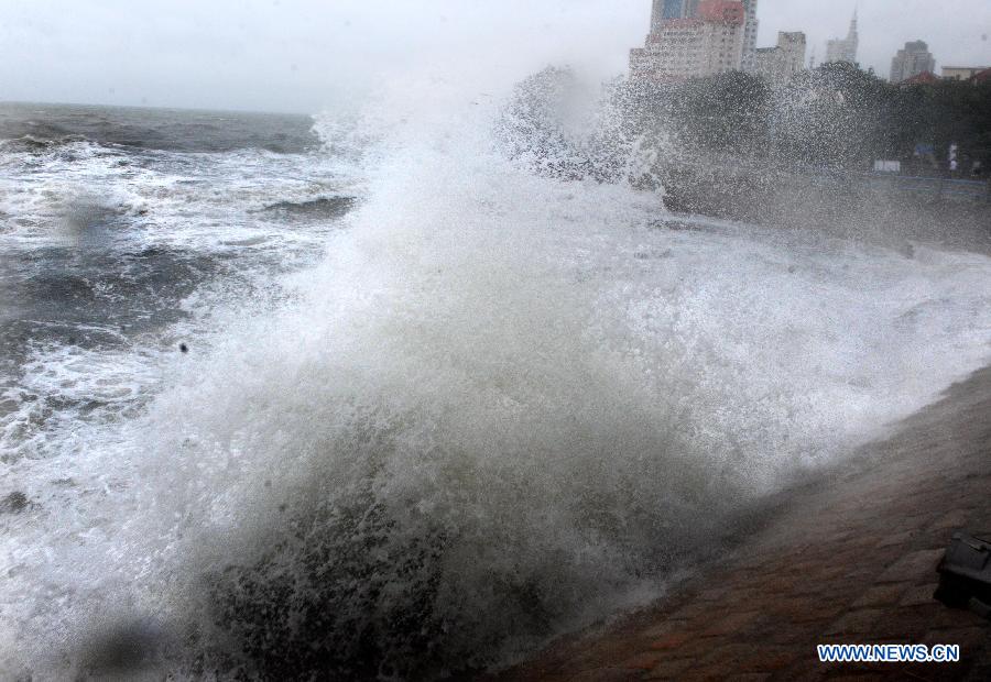 Waves beat the shore in Qingdao as the Typhoon Saola approaches in Qingdao, east China's Shandong Province, Aug. 3, 2012. Shandong Provincial Meteorological Station has issued the red alert for the Typhoon Saola, the highest warning level in China's four-tier weather warning system. (Xinhua/Li Ziheng) 