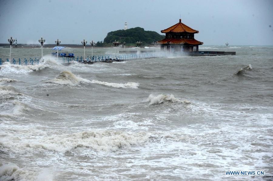 Waves beat the shore in Qingdao as the Typhoon Saola approaches in Qingdao, east China's Shandong Province, Aug. 3, 2012. Shandong Provincial Meteorological Station has issued the red alert for the Typhoon Saola, the highest warning level in China's four-tier weather warning system. (Xinhua/Li Ziheng) 